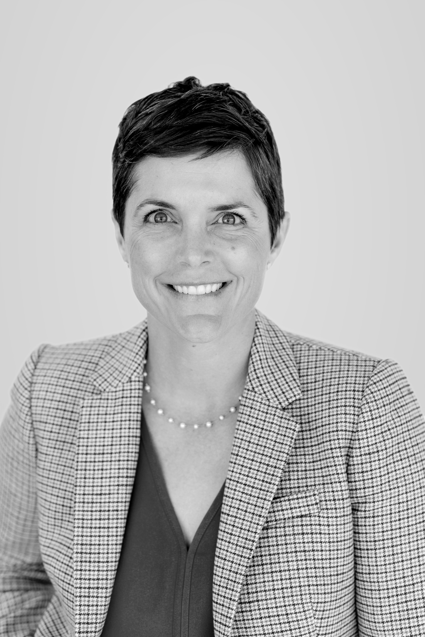 Lindsay_Headshot_BW_lightgrey